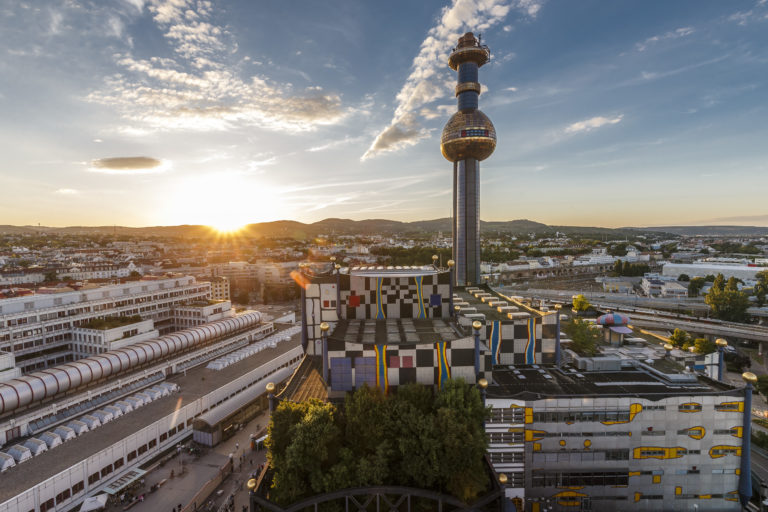 Die Wien Energie mit über 2 Millionen Kunden ist dermaßen in eine wirtschaftliche Schieflage geraten, dass der Bund wohl finanziell einspringen und einen Rettungsschirm schnüren muss. Foto: HOFER / Christian Hofer