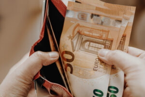 50 Milliarden Euro werden insgesamt aufgebracht, um die Teuerung abzufedern. Mit August starten eine Reihe von Auszahlungen. Foto: istock / Irina Shatilova