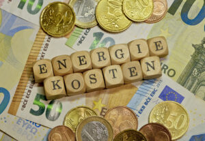 Die Preise für Energie sind enorm angestiegen. Die Gewinne werden mit dem Energiekosten-Beitrag abgeschöpft, daraus werden Entlastungen mitfinanziert. Foto: iStock / Leonsbox