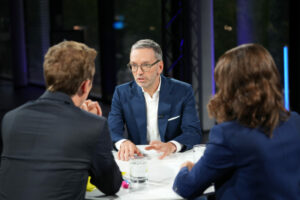 Im dritten ORF-Sommergespräch präsentierte sich der FPÖ Partei- und Klubobmann Herbert Kicklvon seiner wahren Seite. Neben verbalen Attacken auf die Interviewer und die Bundesregierung, „brillierte“ er mit dem Vorschlag Gas in Niederösterreich mittels Fracking zu fördern und gab sich als Putin-Versteher. Foto: ORF/Roman Zach-Kiesling