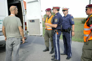 Geschulte Sicherheitsbeamte werden ab Mitternacht für 10 Tage die Grenze zur Slowakei kontrollieren. Foto: Bundesheer/GUNTER PUSCH