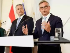 Kanzler Karl Nehammer und Finanzminister Magnus Brunner verkünden das Ende der Kalten Progression. Eine Maßnahme, die sich viele Regierungen vorgenommen haben und von der jetzigen umgesetzt wird. Foto: BKA / Andy Wenzel