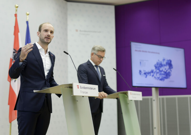 Fast 1 Milliarde € werden noch heuer in die Handgenommen um den Breitbandausbau voranzutreiben. Das haben Staatssekretär Florian Tursky und Finanzminister Magnus Brunner am Montag bekannt gegeben. Foto: BKA / Andy Wenzel Fast 1 Milliarde € werden noch heuer in die Handgenommen um den Breitbandausbau voranzutreiben. Das haben Staatssekretär Florian Tursky und Finanzminister Magnus Brunner am Montag bekannt gegeben. Foto: BKA / Andy Wenzel