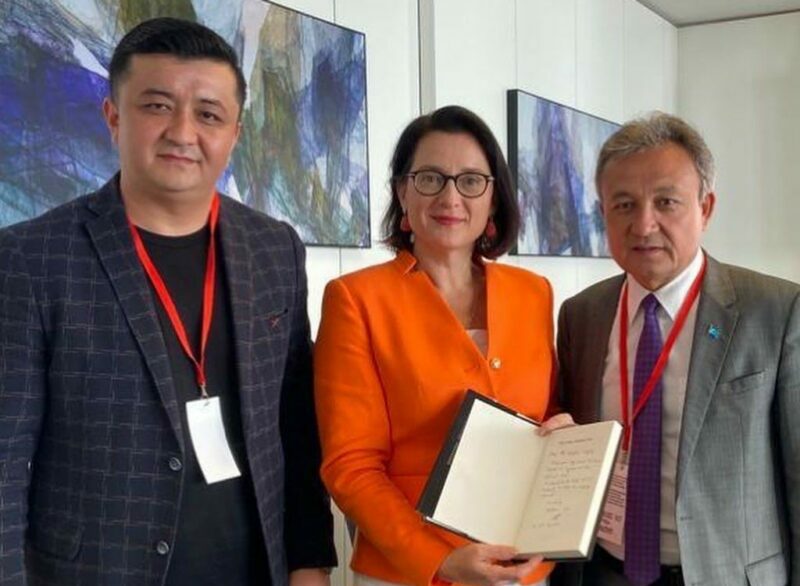 Gudrun Kugler mit Mevlan Dilshat, (l.), Vertreter der Uiguren in Österreich, und Dolkun Isa (r.), Welt-Uiguren-Präsident. Foto: Kugler