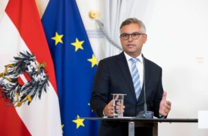 „Aber die Strompreise steigen weiter und wir haben uns daher im Sommer vorgenommen, die Menschen direkt auf der Stromrechnung zu entlasten", erklärt Finanzminister Brunner. Foto: BKA/ Christopher Dunker