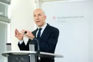 Für Arbeits-und Wirtschaftsminister Martin Kocher ist die Senkung der Lohnnebenkosten für Dienstgeber ein wichtiges Anliegen. Mit dieser Maßnahme sollen die Dienstgeber um 350 Mio. € entlastet werden. Foto: BKA / Christopher Dunker