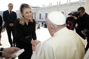 Handgemachte Andenken und Lebkuchen für den Papst Franziskus: Bundesministerin Raab im Vatikan. Foto: Vatican Media