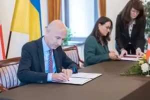 Bundesminister Kocher traf bei seinem ersten Treffen die ukrainische Wirtschaftsministerin, Yulia Svyrydenko, zur Unterzeichnung eines Rahmenabkommens über die wirtschaftliche Zusammenarbeit im Gesundheitsbereich. Foto: BM Kocher