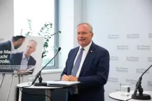 „Bei unserer heutigen Pressekonferenz zu neuen Entwicklungen im SPÖ-Finanzskandal rund um die Wien Energie haben wir erneut bekräftigt: Es braucht von Seiten der rot-pinken Stadtregierung ernst gemeinte Transparenz und Aufklärung", so Mahrer auf den sozialen Netzwerken. Foto: Wiener Volkspartei