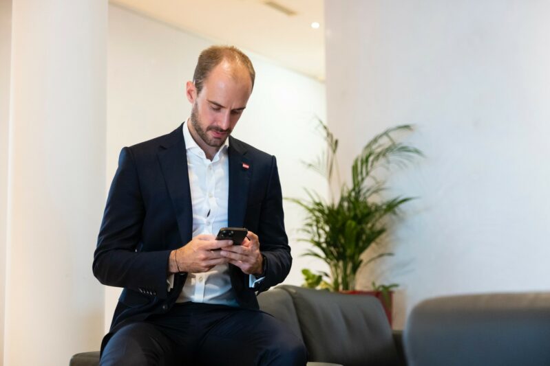 Die App "Digitales Amt" ist eine Erfolgsgeschichte der österreichischen E-Government-Services. Staatssekretär Tursky zeigt sich erfreut, dass die Österreicher dieses Angebot annehmen. Foto: BKA / Christopher Dunker Die App "Digitales Amt" ist eine Erfolgsgeschichte der österreichischen E-Government-Services. Staatssekretär Tursky zeigt sich erfreut, dass die Österreicher dieses Angebot annehmen. Foto: BKA / Christopher Dunker