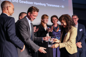 Österreich holte beim eGovernment Wettbewerb in Berlin mit der ID Austria den ertsen Platz. Entgegengenommen wurde dieser von Sektionschefin und CDO des Bundes, Maria Ulmer, und für das Projektteam Johannes Rund. Foto: Konstantin Gastmann