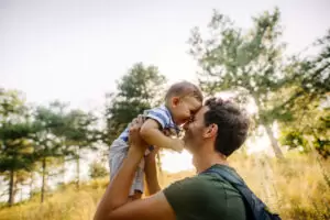 Der Tag der aktiven Väter wurde 2020 vom Österreichischen Familienbund ins Leben gerufen. „Damit haben wir ein sichtbares Zeichen für die Partnerschaftlichkeit in den Familien gesetzt", so der Präsident des Österreichischen Familienbundes Baier. Foto: iStock/ AleksandarNakic