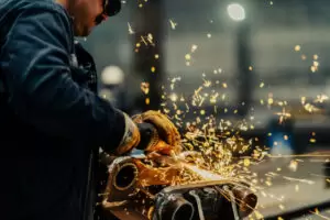 Volle Auftragsbücher sorgen derzeit für eine niedrige Arbeitslosigkeit. Entgegen dem üblichen Trend, gehen die Arbeitsmarktzahlen auch am Sommerende weiter zurück. Foto: istock / Phynart Studio