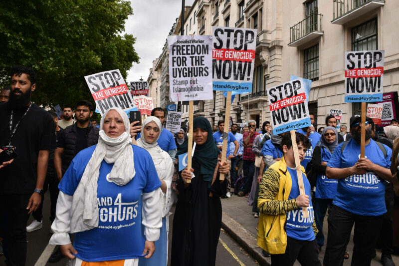 China verfolgt Minderheiten, so auch die Uiguren, eine turksprachige Ethnie islamischen Glaubens. Bild: Exil-Chinesen protestieren in London im Juli gegen den "Genocid" an den Uiguren. Foto: IMAGO/ZUMA-Wire