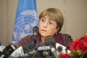 Kugler lädt zur Debatte um Menschenrechte 1 Arbeiten unter Druck von China und seiner Kritiker: Der Bericht der Hochkommissarin der UN für Menschenrechte, Michele Bachelet, bleibt umstritten. Im Bild Bachelet bei einer Pressekonferenz im August in Dhaka/Bangladesh. Foto: IMAGO/NUR-Photo