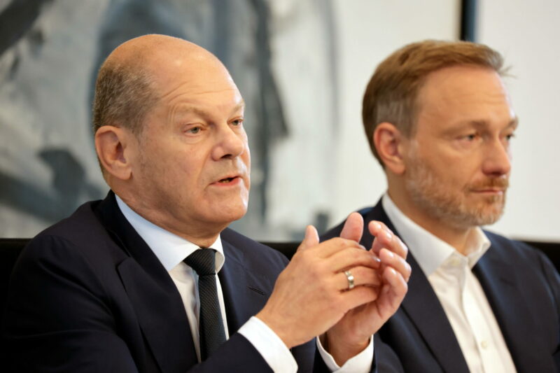 Laut Bild-Zeitung hat sich die SPD gegen liberale FDP durchgesetzt: Bundeskanzler Olaf Scholz (l.) und Finanzminister Christian Lindner in Berlin. Foto: IMAGO/Melodi Popow