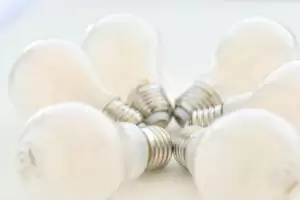 Alleine die Umstellung auf LED-Lampen kann auf die lange Lebenszeit gerechnet bis zu 90 Prozent Energie einsparen. Die Umstellung auf LED-Lampen sind einer der 11 Energiespartipps der Kampagne "Mission 11". Foto: IMAGO / Kosecki