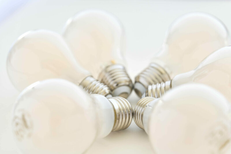 Alleine die Umstellung auf LED-Lampen kann auf die lange Lebenszeit gerechnet bis zu 90 Prozent Energie einsparen. Die Umstellung auf LED-Lampen sind einer der 11 Energiespartipps der Kampagne "Mission 11". Foto: IMAGO / Kosecki