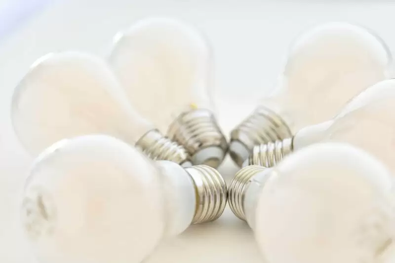 Alleine die Umstellung auf LED-Lampen kann auf die lange Lebenszeit gerechnet bis zu 90 Prozent Energie einsparen. Die Umstellung auf LED-Lampen sind einer der 11 Energiespartipps der Kampagne "Mission 11". Foto: IMAGO / Kosecki