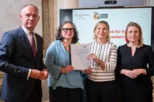 Der Gewaltschutz für Frauen funktioniert, wird weiter verbessert: Den Evaluierungsbericht zum Gewaltschutzgesetz 2019 präsentierten Innenminister Gerhard Karner, Sandra Messner, Marina Sorgo und Frauenministerin Susanne Raab. Foto: BMI/Jürgen Makowecz