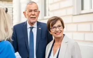 Bundespräsident Alexander Van der Bellen und seine Frau, Doris Schmidauer, am Sonntag vor der Stimmabgabe. Foto: Imago / Isabelle Ouvrard