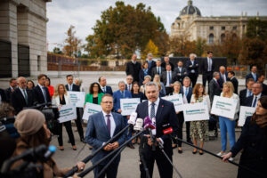 Budget der Sicherheit: Bundeskanzler Nehammer und Klubobmann Wöginger im Oktober vor der Budgetdebatte. Foto: Richard Glaser
