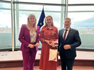 Energiepreise senken, Versorgung sichern: ÖVP-Energiesprecherin Tanja Graf (l.) und ÖVP-Klubobmann August Wöginger bei Energie-Kommissarin Kadri Simson. Foto: Zur-Sache