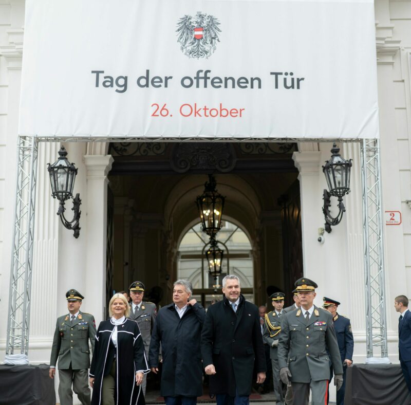 Bundesregierung Am Nationalfeiertag Zur Sache