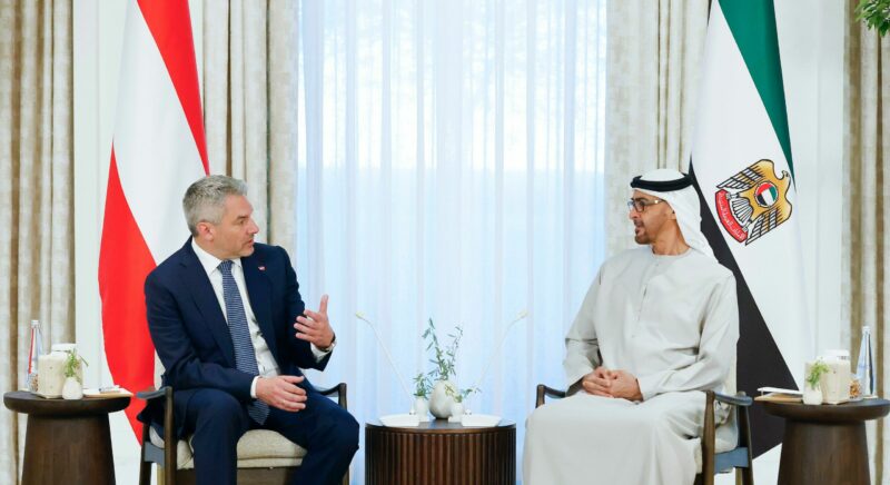 Bundeskanzler Karl Nehammer im Gespräch mit Präsident Sheikh Mohamed Bin Zayed Alnahyan. Foto: Bka/Dragan Tatic