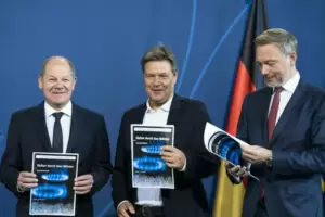 Trotz Stimmverlusten in Niedersachsen lächelten der deutsche Kanzler Scholz, Wirtschaftsminister Habeck und Finanzminister Lindner. Sie erhielten den Kommissions-Vorschlag "Sicher durch den Winter". Foto: Imago/Chris Emil Janßen