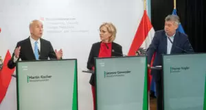 600 Millionen Euro für eine nachhaltigere und digitale Wirtschaft: Arbeits- und Wirtschaftsminister Martin Kocher mit Klimaschutzministerin Eleonore Gewessler und Vizekanzler Werner Kogler. Foto: Imago / Martin Juen