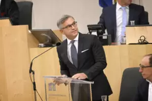 Die Budgetrede des Finanzministers im Nationalrat ist immer der Höhepunkt der Plenartage im Herbst. Denn das Budget ist immer die Antwort der Bundesregierung auf aktuelle und zukünftige Herausforderungen. Zur-Sache hat die Rede des Finanzministers Magnus Brunner in Zitaten zusammengefasst. Foto: Parlamentsdirektion / Johannes Zinner