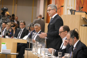 Am Dienstag hielt Finanzminister Magnus Brunner seine erste Budgetrede im Nationalrat. Diese Rede bildet immer das Highlight im Oktober-Plenum. Foto: Parlamentsdirektion / Johannes Zinner