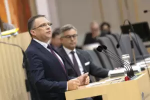 Österreich soll stärker, sicherer und unabhängiger aus dieser Krise herauskommen. ÖVP-Klubobmann August Wöginger lobt den Budgetentwurf von Finanzminister Magnus Brunner. Foto: Parlamentsdirektion / Ulrike Wieser