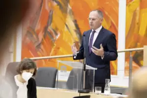 Konsequente Politik im Asylwesen und Bekämpfung der Schlepperkriminalität mit Nachbarstaaten: Innenminister Gerhard Karner vor dem Nationalrat. Foto: Parlamentsdirektion/Anna Rauchenberger