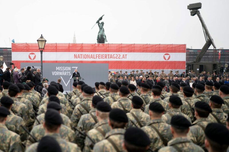 Dafür steht Österreich: Sicherheit, Freiheit, Unabhängigkeit. Bundeskanzler Karl Nehammer vor Soldaten am Heldenplatz in Wien. Foto: Bka/Florian Schrötter