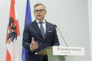 Im Podcast "Finance Friday“ spricht Finanzminister Magnus Brunner mit dem Direktor der Agenda Austria, Franz Schellhorn, über Budget, Pensionen und die Schaffung von Eigentum. Foto: BKA /Andy Wenzel