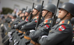 Am Freitag gab Verteidigungsministerin Klaudia Tanner das Programm für die Bundesheer-Schau am Nationalfeiertag bekannt. Neben zahlreichen Vorführungen werden auch 1.000 Grundwehrdiener angelobt. Foto: ÖBH