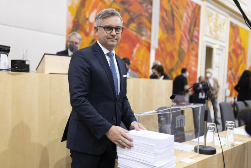 Finanzminister Magnus Brunner und der "Budgetziegel 2023". 3.700 Seiten dick und 11 Kilo schwer. Foto: BKA/Dunker