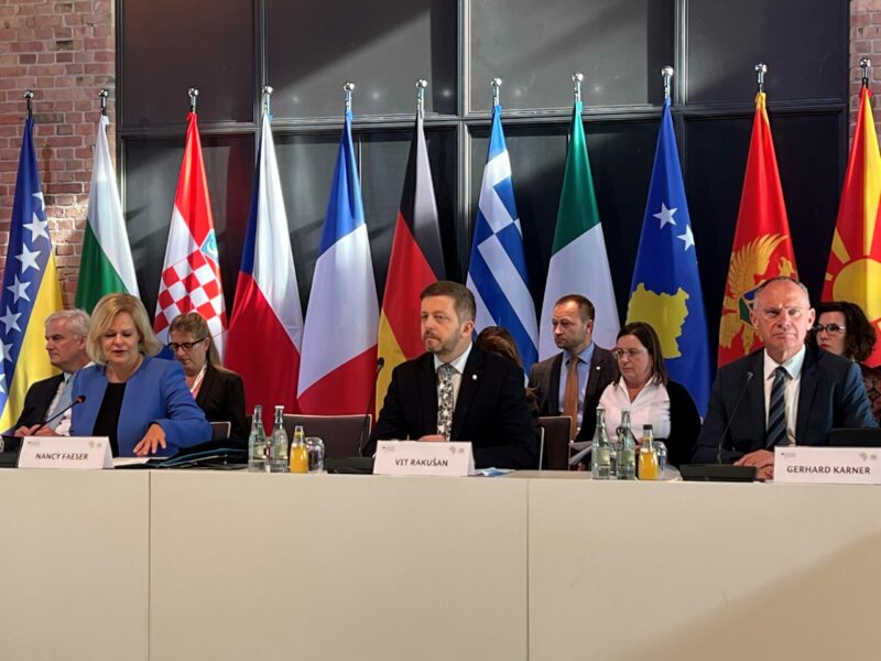 Gemeinsam gegen die Schlepper-Mafia: Innenministerin Nancy Faeser (D), Innenminister Vit Rakusan (Tch/EU-Ratsvorsitz) und Innenminister Gerhard Karner (v. l./Bild: BMI)