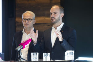 Wie steht es um die digitale Fitness der Österreicherinnen und Österreicher? Mit dem Digital Skills Barometer hat fit4internet in Kooperation mit dem f4i-Mitgliedsunternehmen Accenture und dem Staatssekretariat für Digitalisierung und Telekommunikation ein Erhebungsinstrument geschaffen, das die Antwort gibt. Im Bild: Reinhard Gojer, Präsident fit4internet, und Staatssekretär Florian Tursky. Foto: Bka/Christopher Dunker
