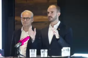 Wie steht es um die digitale Fitness der Österreicherinnen und Österreicher? Mit dem Digital Skills Barometer hat fit4internet in Kooperation mit dem f4i-Mitgliedsunternehmen Accenture und dem Staatssekretariat für Digitalisierung und Telekommunikation ein Erhebungsinstrument geschaffen, das die Antwort gibt. Im Bild: Reinhard Gojer, Präsident fit4internet, und Staatssekretär Florian Tursky. Foto: Bka/Christopher Dunker