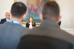 „Kommunalpolitik ist das Herz der Demokratie. Bürgermeisterinnen und Bürgermeister sind die erste Anlaufstelle für die Bürgerinnen und Bürger. Oftmals auch für Probleme, bei denen sie gar nichts ausrichten können. Die Kommunalpolitik ist sicherlich die Königsdisziplin", so Staatssekretärin Claudia Plakolm zum ersten Jungbürgermeister-Treffen. Foto: BKA/ Schrötter