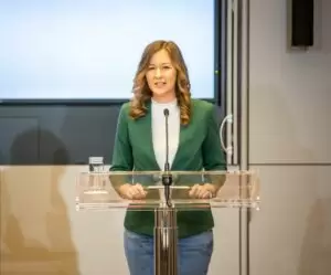 Jugendstaatssekretärin Claudia Plakolm hat heute die erste Anhebung der Bundesjugendförderung seit ihrer Einführung 2001 präsentiert. Verbandliche Jugendorganisationen der Bundesjugendförderung bekommen künftig um 20 % mehr. Foto: Arno Melicharek