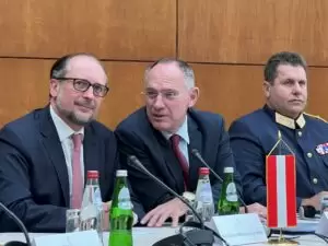 Außenminister Alexander Schallenberg, Innenminister Gerhard Karner und Bundespolizeidirektor Michael Takacs in Belgrad. Foto: BMI