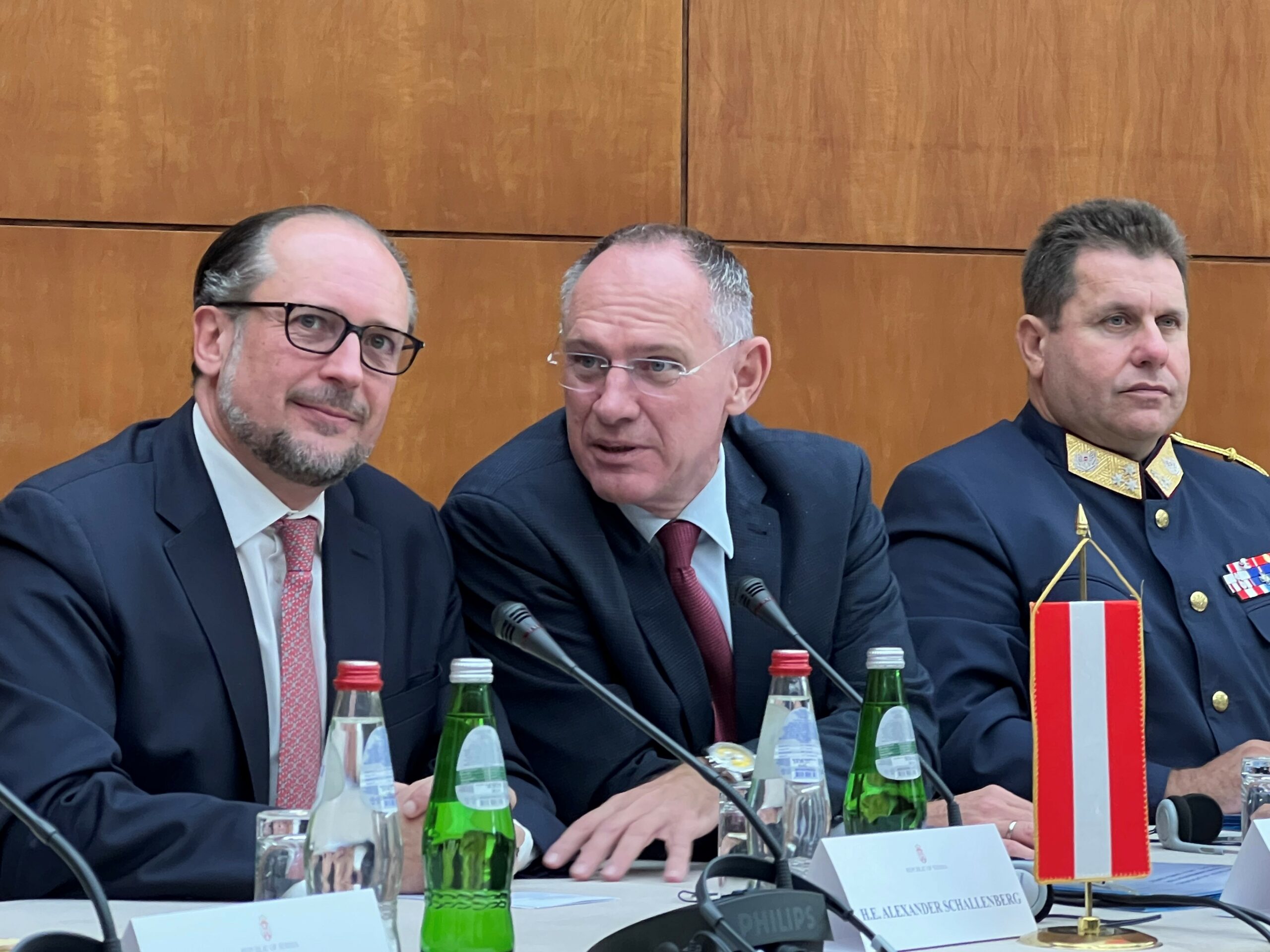 Außenminister Alexander Schallenberg, Innenminister Gerhard Karner und Bundespolizeidirektor Michael Takacs in Belgrad. Foto: BMI Außenminister Alexander Schallenberg, Innenminister Gerhard Karner und Bundespolizeidirektor Michael Takacs in Belgrad. Foto: BMI