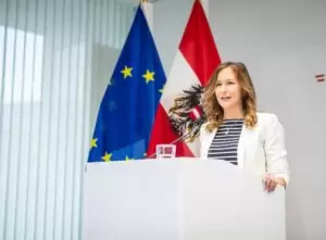 Da vor allem junge Menschen unter den Folgen der Pandemie leiden, wurde das Projekt „Gesund aus der Krise“ von der Bundesregierung ins Leben gerufen. Jugendstaatssekretärin Claudia Plakolm kündigte bei einer Pressekonferenz die Fortsetzung des Projekts an. Foto: BKA/ Arno Melicharek