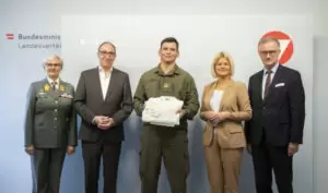 Mit dem Start des Wintersemesters an den Universitäten können nun bis zu 10 Personen mit einem Sondervertrag über 20 Jahre als Militärärzte aufgenommen werden. Anlässlich des Studienbeginns beförderte heute Verteidigungsministerin Klaudia Tanner 6 Medizinstudenten zu Fähnrichen. (v.l.n.r. Bgdr. Serandio, Minister Rauch, Fhr. Schober, Minitserin Tanner, Rektor MUW Müller) Foto: Carina Karlovits