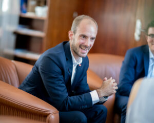 In der ORF-Pressestunde sprach Digitalisierungsstaatssekretär Florian Tursky über die Schwierigkeiten beim Breitbandausbau, die Möglichkeiten der Digitalisierung und die Ziele der Bundesregierung. Foto: BMJ / Antonio Nedic