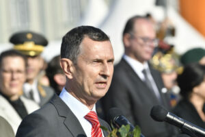 Das Österreichische Bundesheer bekommt einen Boost in seinem Budget. Über die nächsten Jahre, soll es insgesamt 16 Mrd. € zur Verfügung haben. Für Generalmajor Thomas Starlinger, dem Adjutanten von Bundespräsident van der Bellen, ist das einzigartig. Foto: Imago